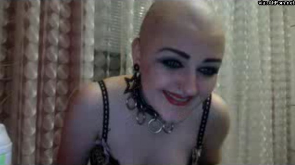 Freaky_Queen Shaving Hear Head Live on Cam