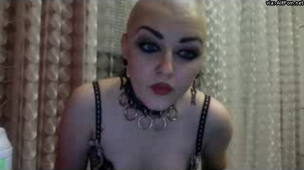Freaky_Queen Shaving Hear Head Live on Cam
