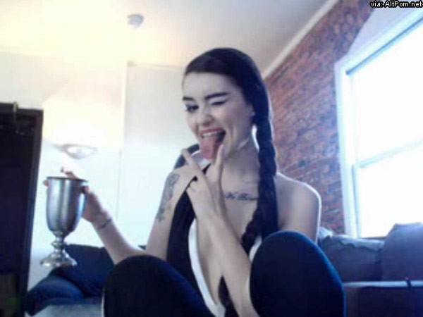 Sex Ari Dee and her Rock God Tongue pictures
