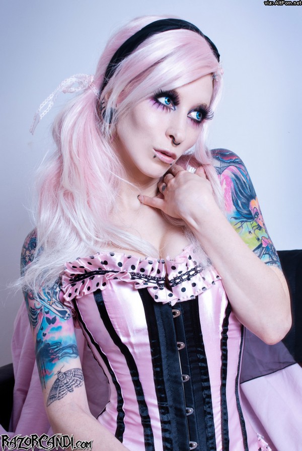 Pink Haired Gothic Babe RazorCandi nad her Big Black Sex Toy