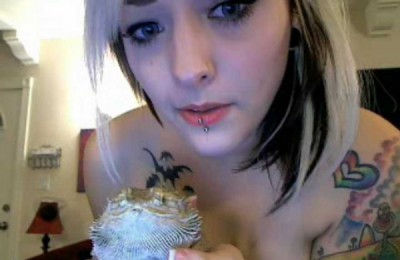 HeidiMilitia is Playing With Her Cool Lizard
