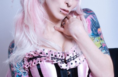 Pink Haired Gothic Babe RazorCandi nad her Big Black Sex Toy