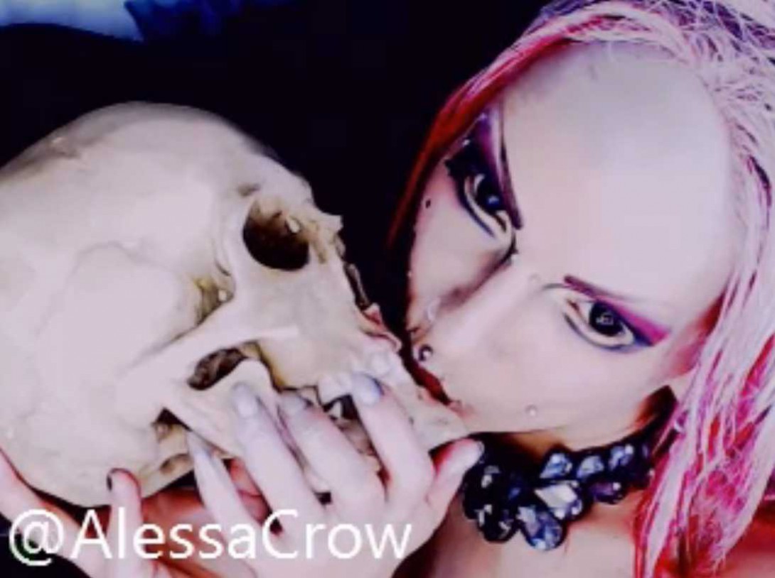 Skull Kissing Alessa Crow