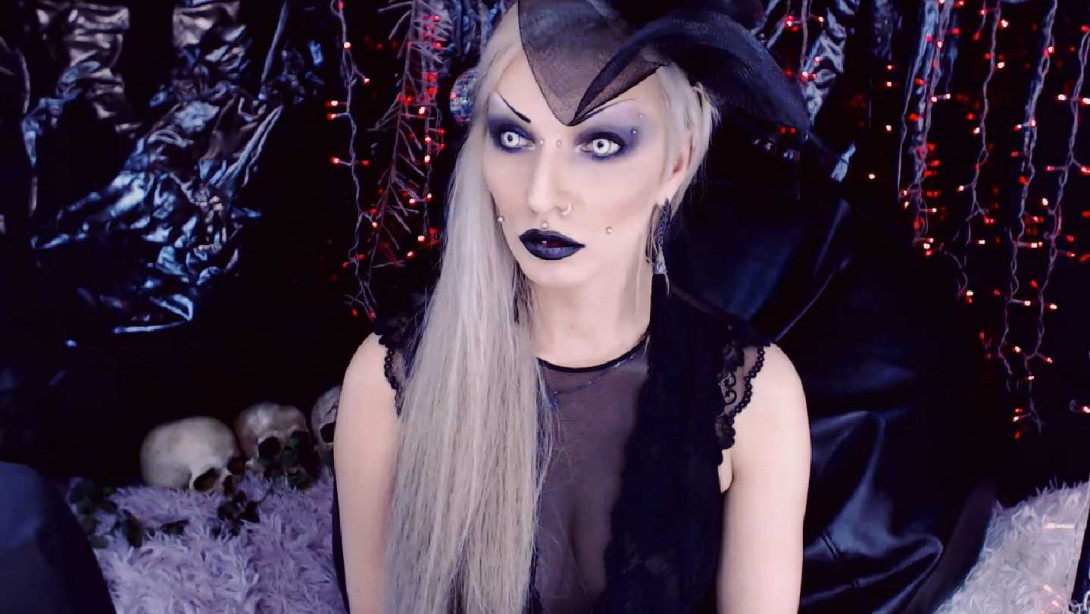 Sweet Spooky Goth Girl Alessa Crow