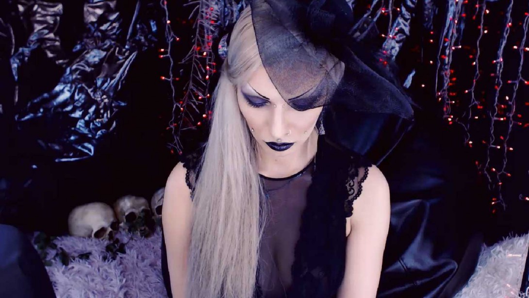Sweet Spooky Goth Girl Alessa Crow