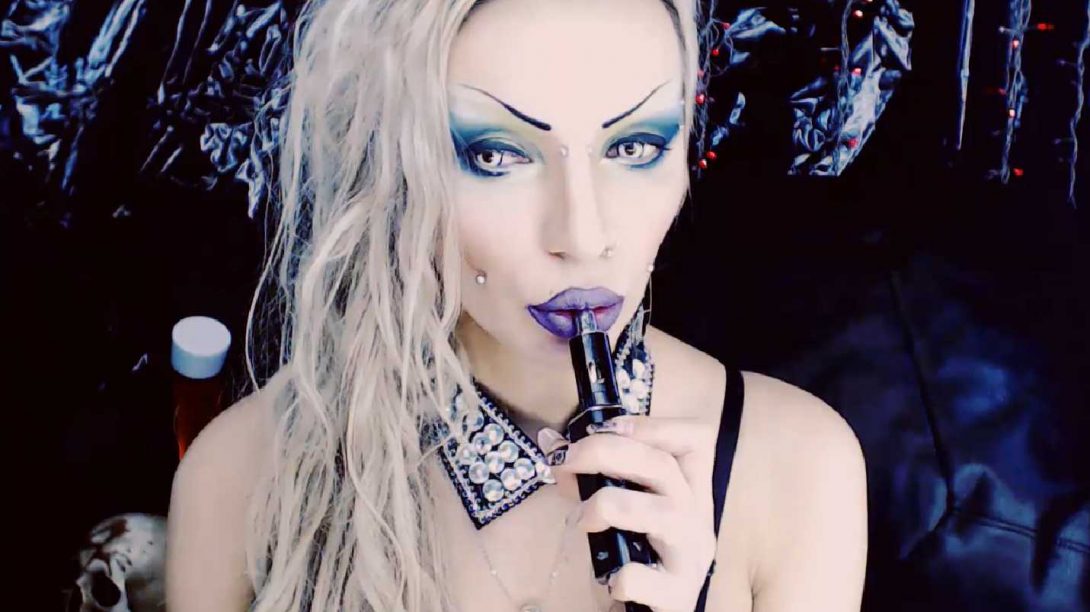 Gothic Crystal Smoking Beauty Alessa Crow Toy Shows