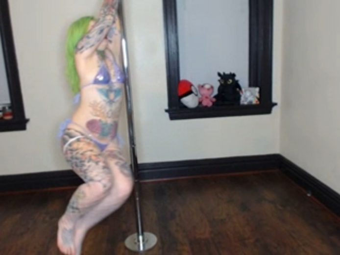 Syren_Cove Really Knows How To Work The Pole
