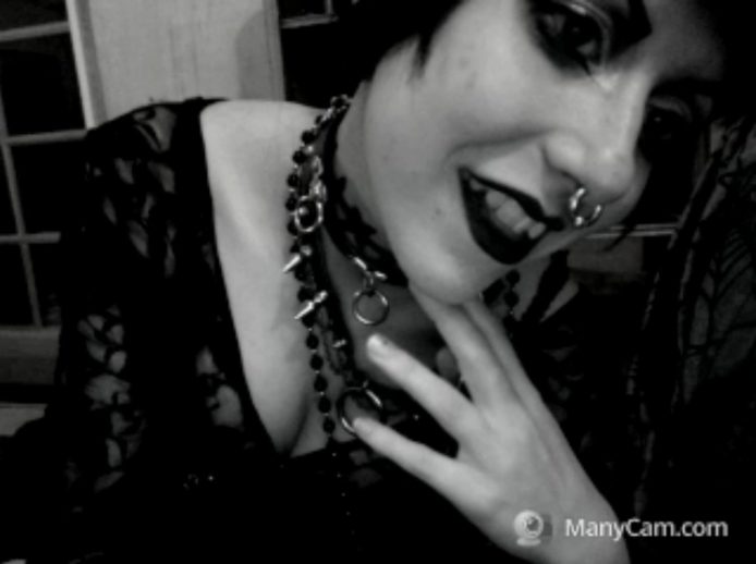 Lycia_Lilac Serves Up Goth Hotness