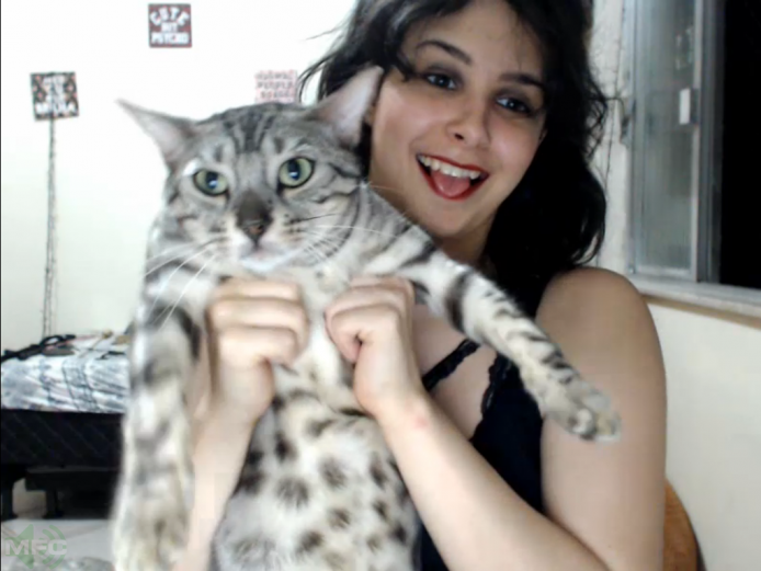 GweenBlack Shows Off Her Pussy On Cam