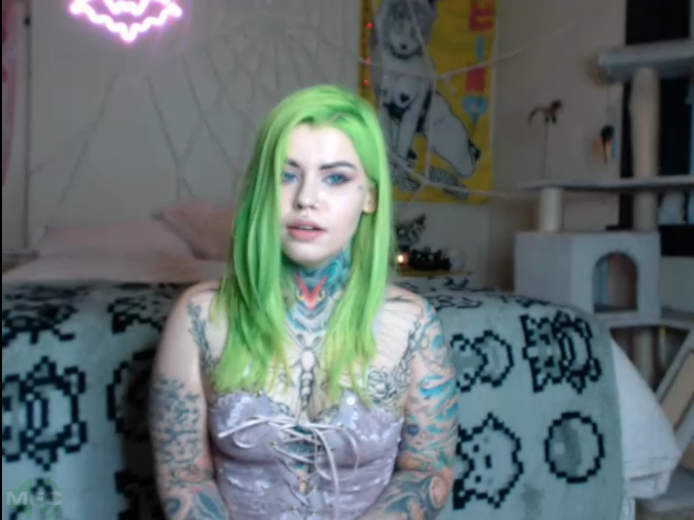 Syren_Cove Is A Green Haired Alt Beauty!