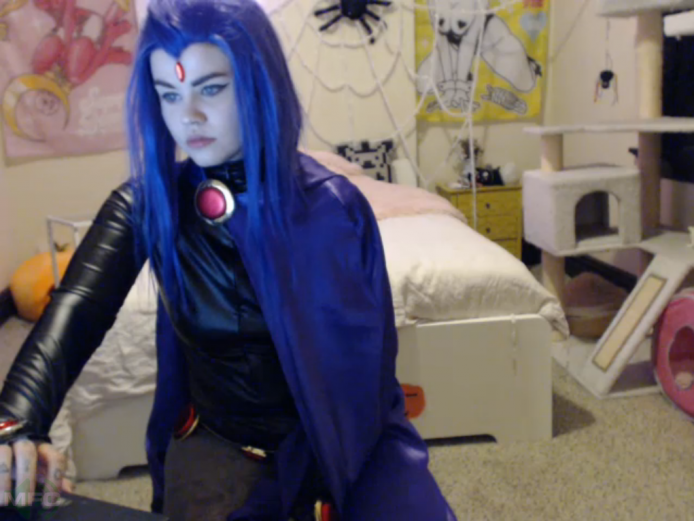 Syren_Cove Does Some Sexy Squats As Raven