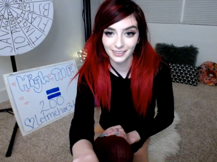 BabeAriel Shows Off Her Adorable Butt And Thighs