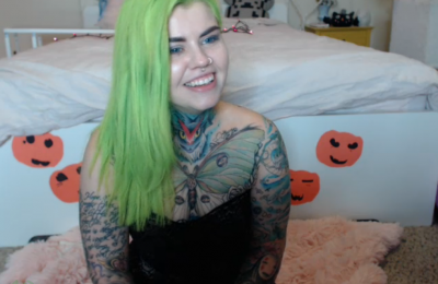 Syren_Cove Is A Beautiful Green Haired Kitten Queen!