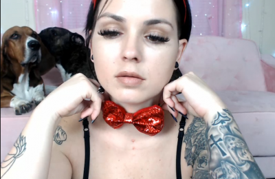 JayLynnxo Shows Off Her Two Puppies