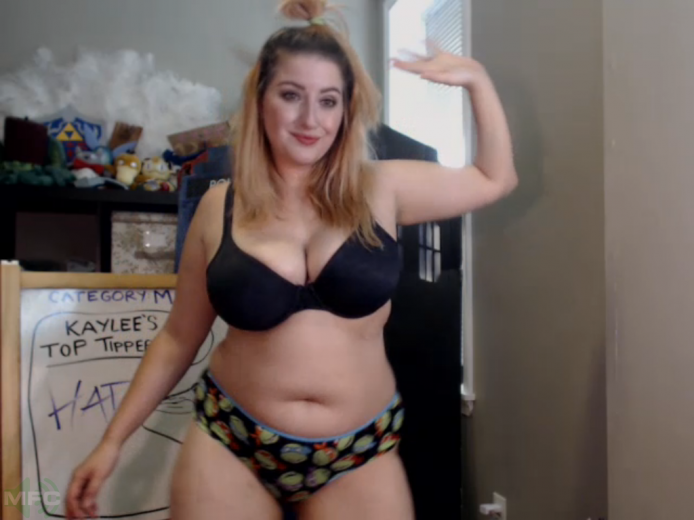 KayleePond Does A Sexy Striptease, Reveals Epic Cleavage