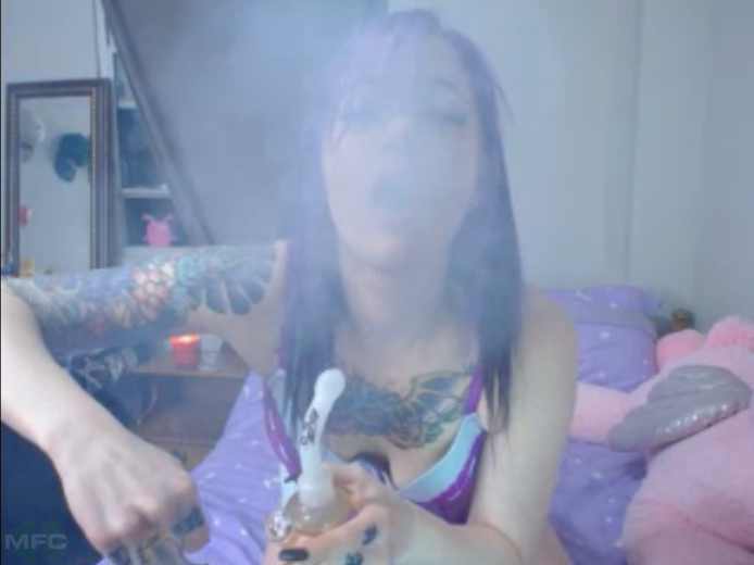 ViciousFeline Dabs And Wiggles Her Booty