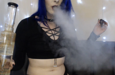 AlienElf420 Takes A Bong Rip, Accidentally Subjugates Audience