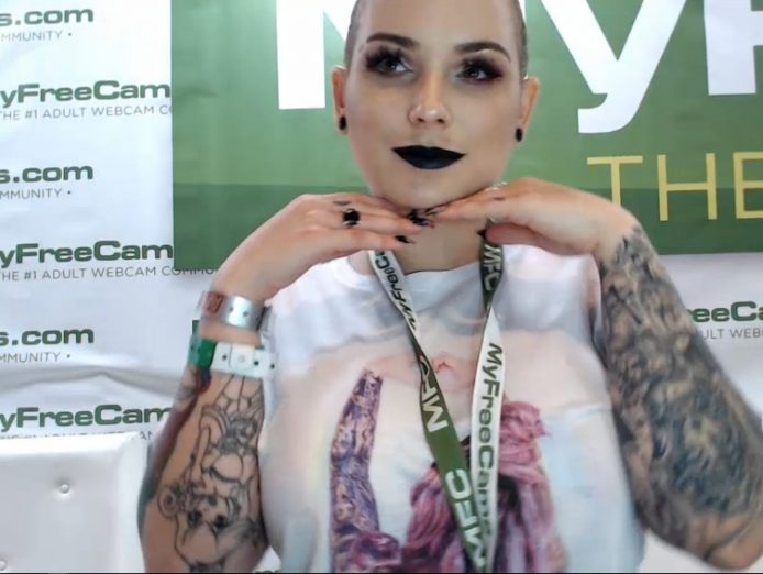 JayLynnxo Brings The Booty To The Convention Floor