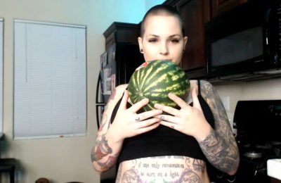JayLynnxo Shows Off Her Big Juicy Melons