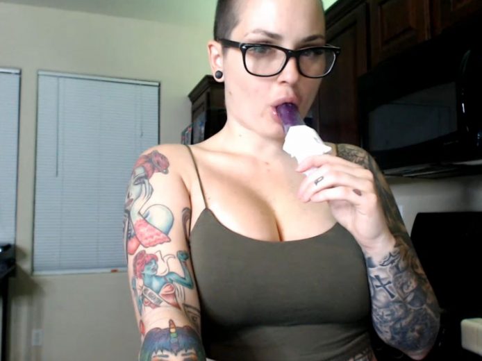 JayLynnxo Will Make Your Jaw Hit The Floor