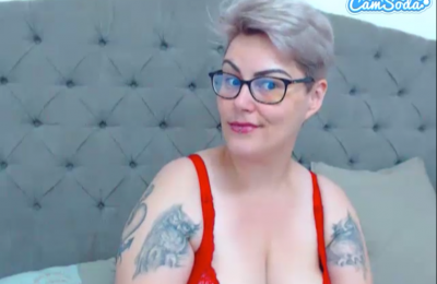 Short Haired Beauty squirtkim Gets In Your Head