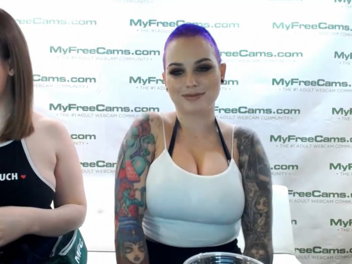 JayLynnxo Is Brings Us Some Convention Hotness
