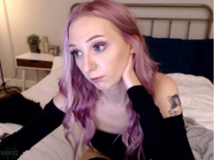 Pink Haired Cutie HARPERMADI Plays With Your Mind