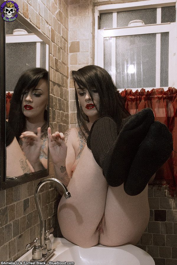 GothicSluts: Kelly Chaos mirrors your image of the perfect ...