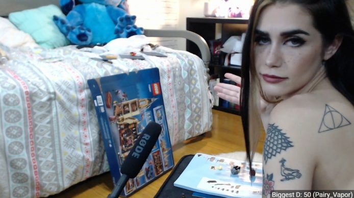 HackerGirl Looks Hot While Playing With Legos