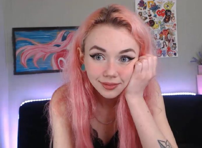 Sarah_Pink Melts You With Her Adorableness