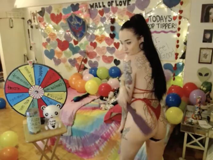 LucyLovesick Is Starting The Week With Spanks