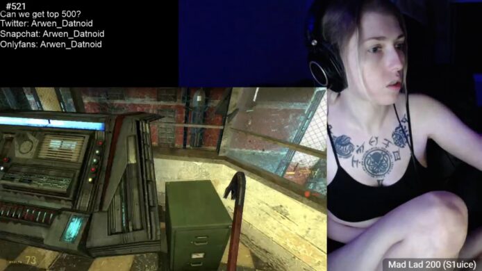 Arwen_Datnoid Plays Half Life And Looks Hot While Doing It