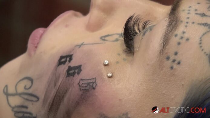 AltErotic: Amber Luke Gets Her Face Tattooed While Talking Ink