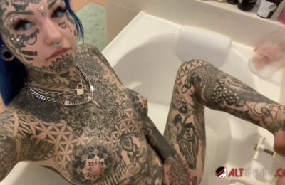 AltErotic: Amber Luke Gets Herself Off Under The Tap