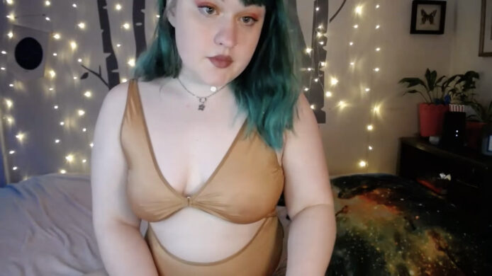 Busty Mothwings Shows Off Her Curves