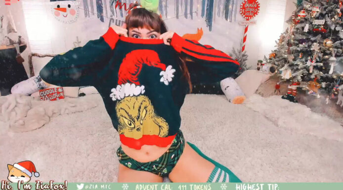 ZiaFox Spreads Holiday Cheer With Her Squats