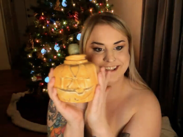 Mari_Jae Shows Off Her Homemade Ornaments And Homegrown Boobs