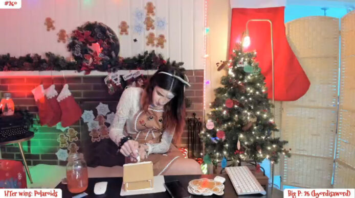 Imjustjane Decorates A Gingerbread House For Gingerbread Day