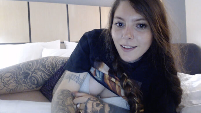 Tattedbbygrl’s Close-Ups Are Known To Tease