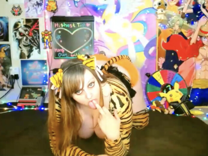 BabyZelda Looks Purrfect In A Josie And The Pussycats-Inspired Cosplay