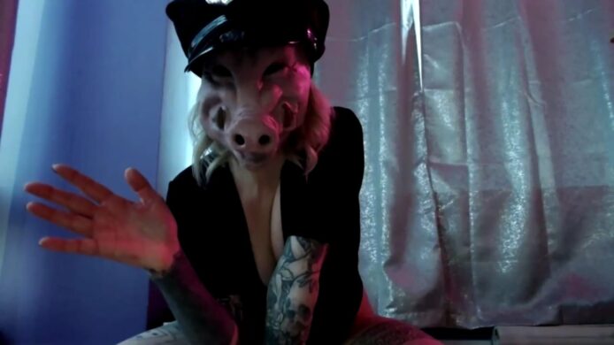 Myrafreecams Shows Off Her Arresting Style (And More)
