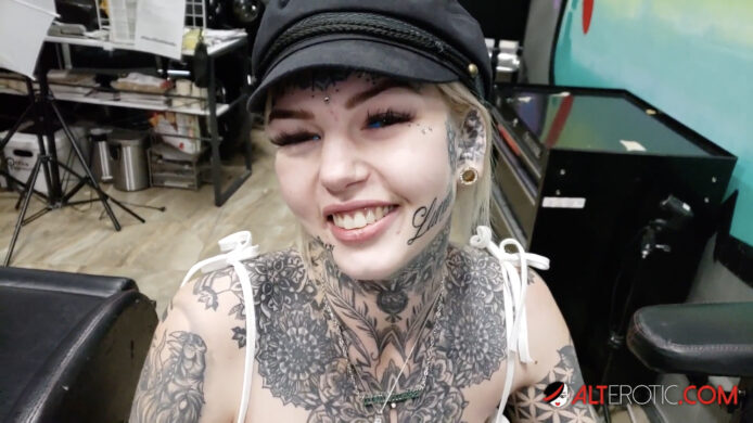 AltErotic: Blue Eyes White Dragon, Amber Luke, Gets Her Eyelids Tattooed 