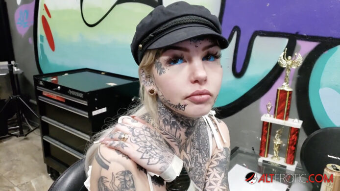 AltErotic: Blue Eyes White Dragon, Amber Luke, Gets Her Eyelids Tattooed 
