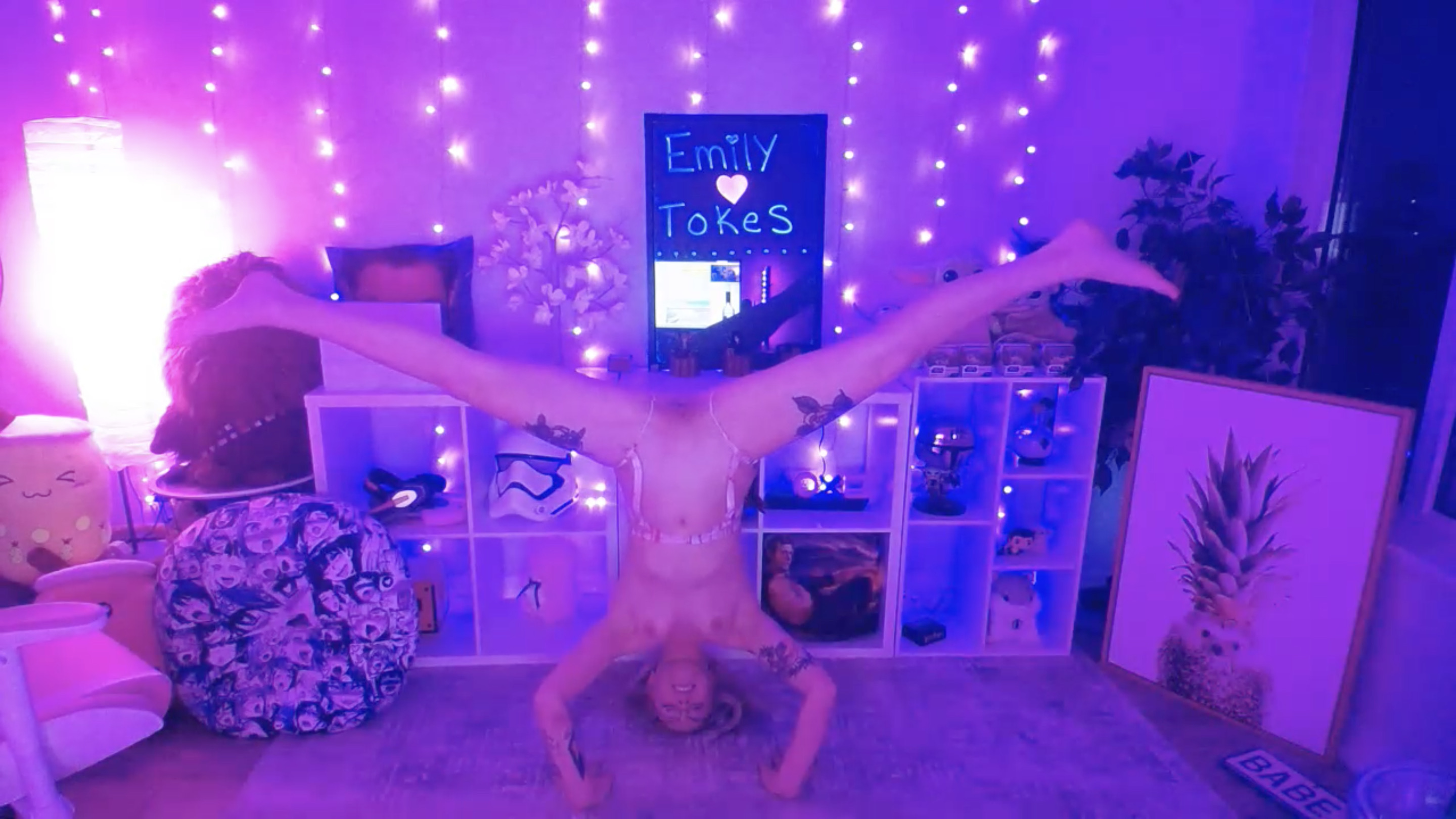 Meet Handstand Master EmilyTokes | AltPorn.net - alt.porn erotica