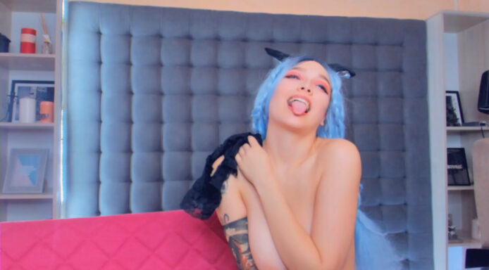 Ri_baka Stuns With A Sexy Striptease Show