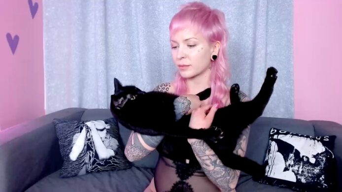 Myrafreecams Presents: A Kitty And Some Titty