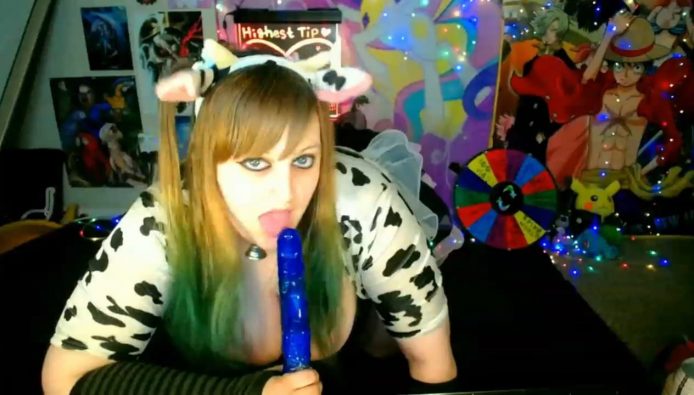 Babyzelda Has An A-Moo-Zing Time With Her Dildo