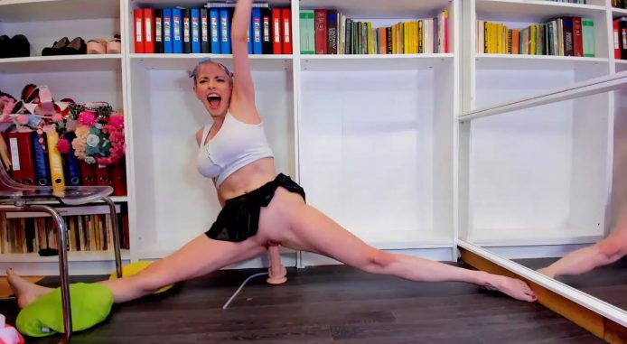 Crazy_Jenny Does The Splits Right On Top Of Her Dildo