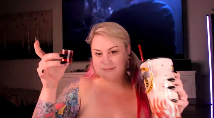 Mari_Jae Puts Her Biggest Cup To Good Use For A Thirsty Show