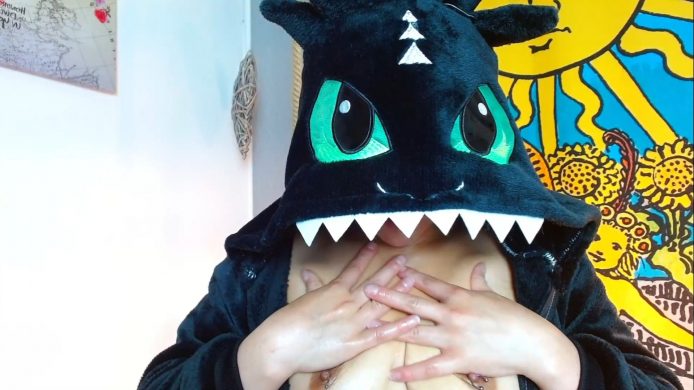 Mystic_Coldness Shows Off Her Oil Training As Toothless The Dragon